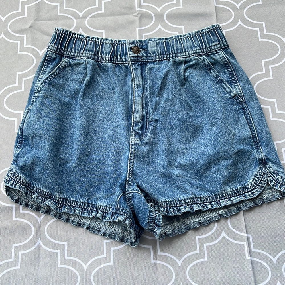 American Eagle High Rise Ruffle Elastic Waist Mom Shorts